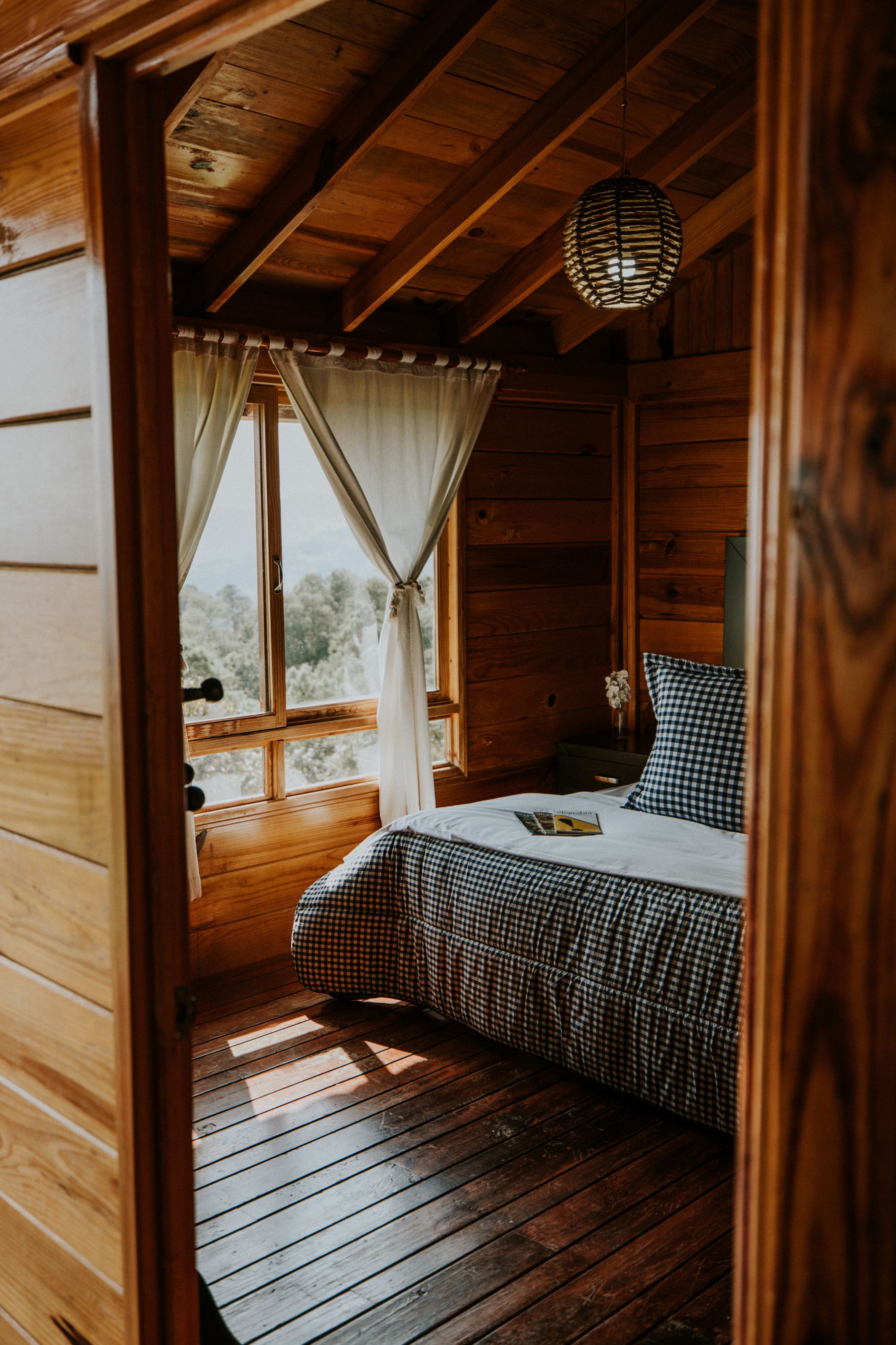 Chambre en bois baignée de lumière