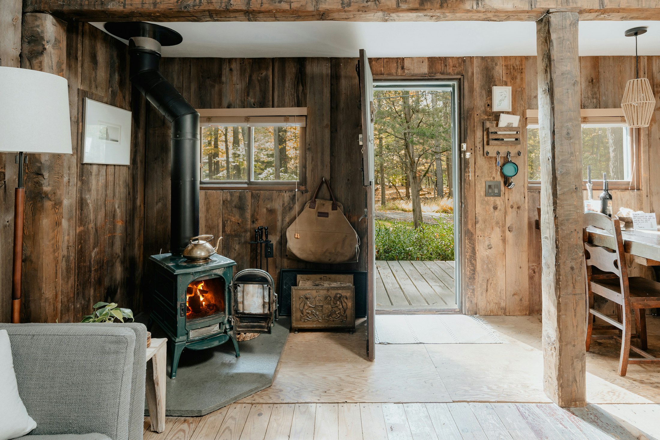 Salon chaleureux en bois avec poêle allumé